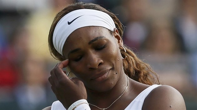 PLÁE? Americká tenistka Serena Williamsová bhem zápasu s Francouzkou...