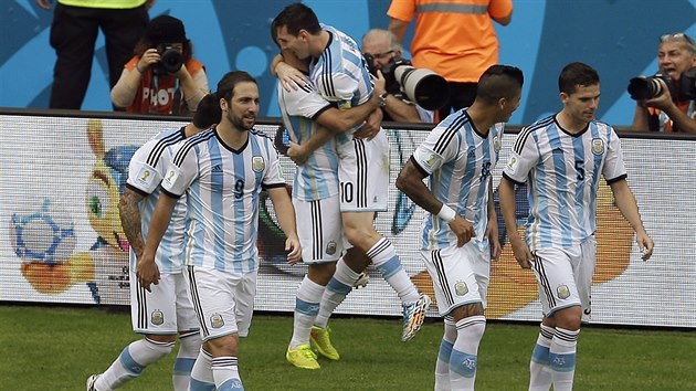 45. MESSI 1:2. Tsn ped pestvkou se Messi krsn trefil z pmho kopu a Argentina nad Nigri opt vedla.