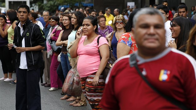 Lid v Caracasu e, jak se dostat dom pot, co vpadek proudu zastavil metro (27. ervna 2014).
