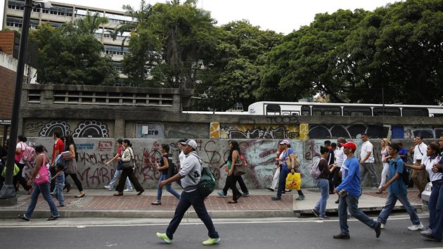 Lid museli jt pky, protoe vpadek elektiny ve venezuelskm hlavnm mst zpsobil dopravn komplikace (27. ervna 2014)