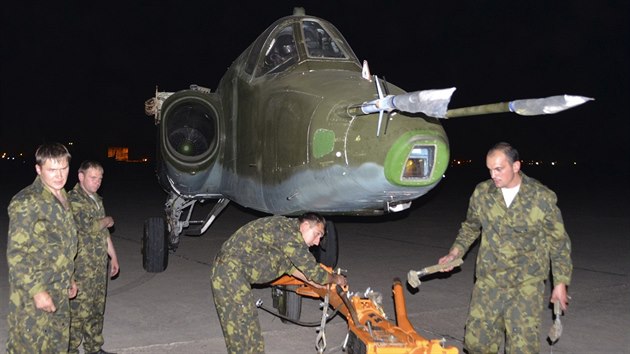 Rut vojci manvruj s letounem SU-25 na irck vojensk zkladn Muthanna na letiti v Bagddu. (28. ervna 2014)
