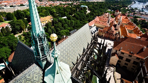 Pohled z ve chrmu sv. Vta, kam se po dvou letech zaaly vracet originln historick hodiny z doby Rudolfa II. (24.6.2014)