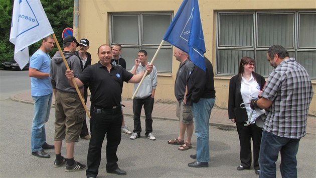 Dv stovky dlnk z kladensk Poldi protestovaly proti zpodnm mzdm (26.6.2014)