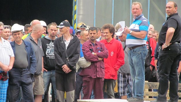 Dv stovky dlnk z kladensk Poldi protestovaly proti zpodnm mzdm (26.6.2014)