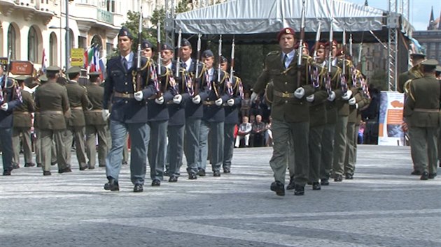 Na Vclavskm nmst sv umn pedvedli zstupci estnch str esti armd stedoevropskho regionu (26.6.2014)