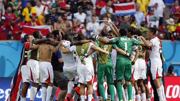 U je to dokonáno. Fotbalisté Kostariky oslavují senzaní postup do osmifinále...
