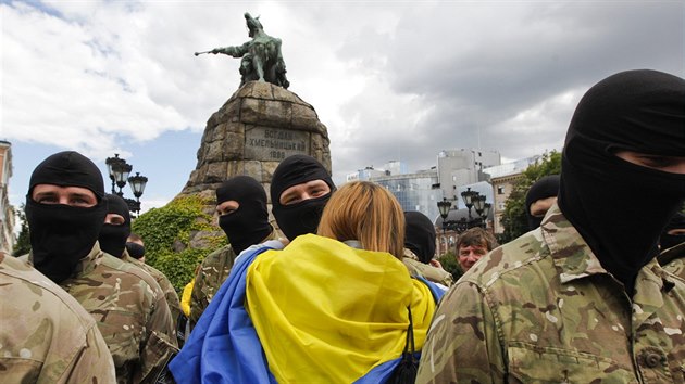 Stoupenci batalionu Azov se chystaj na dal misi na vchod Ukrajiny. 