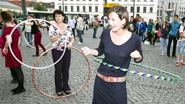 Hooperky vybzely kolemjdouc k zapjen kruhu a vyzkouen si pohybu.