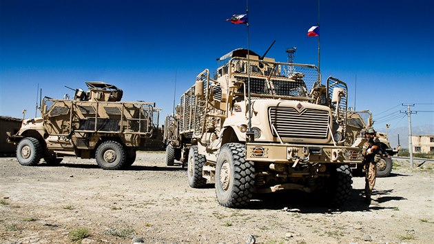 Obrnn vozidla MRAP eskch vojk bhem patroly v okol Bagrmu v Afghnistnu