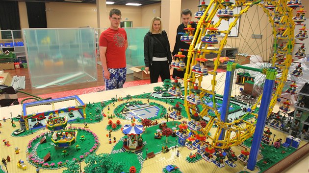 Michal nobr pod ve svm lipenskm arelu Lipno Point nejvt domc vstavy model ze stavebnice lego. (srpen 2013)