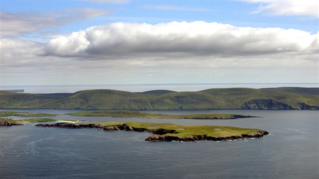 Nkter z ostrov, kam skotsk spolenost lt, by mnoz mon neumli najt ani na map. Teba Shetlandy, nejsevernj zem Skotska i Velk Britnie. Na snmku jsou pohledy na jin st Shetland, kter maj rozlohu 1 468 km2 a le severovchodnm smrem od Orknej.