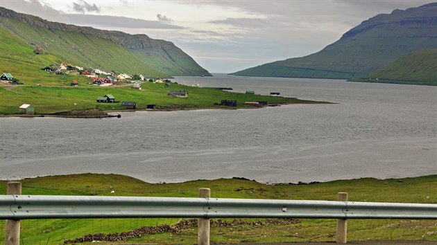 dol mezi ostrovy Streymoy (vpravo) a Eysturoy (vlevo)