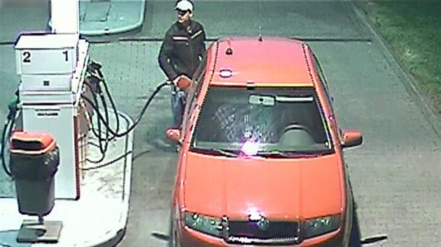 Zatm neznm zlodj benzinu pi tankovn na pump v Ostrav-Hrabov. (23. ervna 2014)