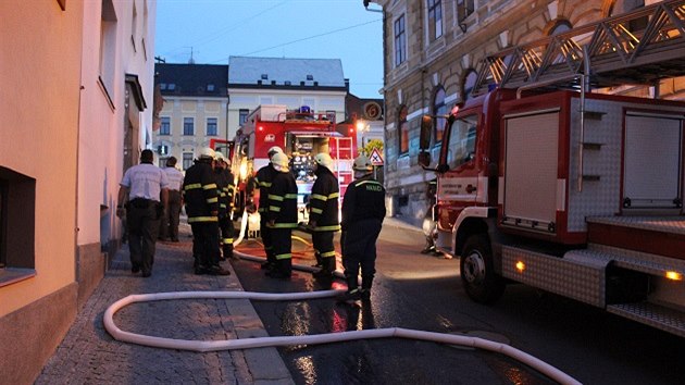 Ve vimpersk ulici Svornosti zasahovalo v pondl veer celkem pt jednotek hasi pi poru bytu. jedna ena zemela, osm lid hasii evakuovali. (24. 6. 2014)