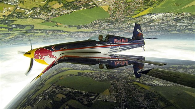 Strhujc kousky pedvedl s letounem Extra 300 SR mistr leteck akrobacie Martin onka. Se strojem zvod v prestin srii Red Bull Air Race.