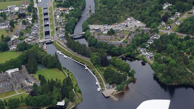 Spojen uml sti Kaledonskho kanlu a jezera Loch Ness v msteku Fort Augustus prostednictvm zdymadel, kter mn vku plavby v opanm smru ne Neptunovo schodit. Uml kanl je 20 metr nad moskou hladinou a tedy i cca 20 m nad hladinou jezer vetn Loch Ness, kter jsou s moem propojen.