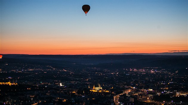 Fotoreportr MF DNES Ji Salik Slma absolvoval let balonem nad nonm Brnem. Nafotil osvtlen ulice a hrad pilberk i vchod slunce nad jin Moravou.