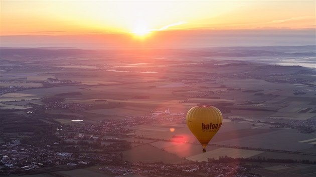 Fotoreportr MF DNES Ji Salik Slma absolvoval let balonem nad nonm Brnem. Nafotil osvtlen ulice a hrad pilberk i vchod slunce nad jin Moravou.