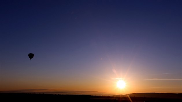 Fotoreportr MF DNES Ji Salik Slma absolvoval let balonem nad nonm Brnem. Nafotil osvtlen ulice a hrad pilberk i vchod slunce nad jin Moravou.