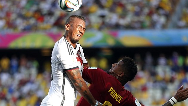 BRATRSK SOUBOJ Jerome Boateng (vlevo) a Kevin-Prince Boateng bojuj na mistrovstv svta v zpase Nmecko - Ghana.