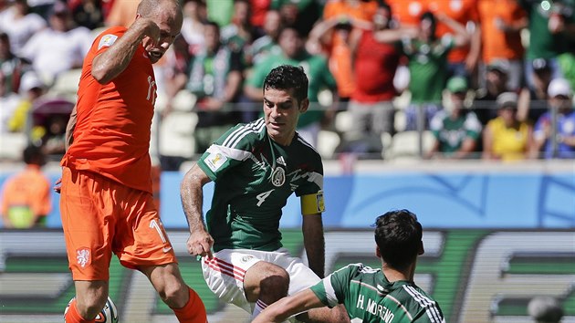 Mexick obrnce Hector Moreno (vpravo) trefuje do nohy nizozemskho tonka Arjena Robbena, kterho pedtm zashl i Rafael Marquez. Sud penaltu neodpskal.