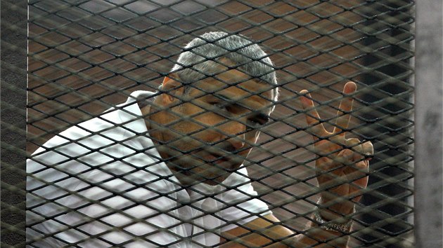 editel khirsk redakce televize al-Dazra Mohamed Fahmy si spolen s dvma kolegy vyslechl rozsudek za en l. (23. ervna 2014)