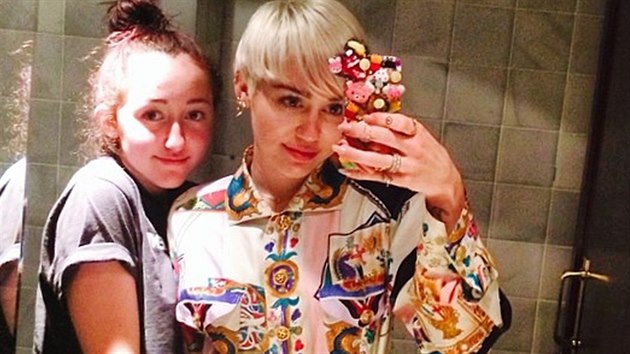 Sestry Cyrusovy si udlaly selfie na zchod.
