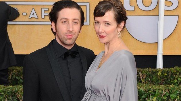 Simon Helberg s thotnou manelkou na ervenm koberci.