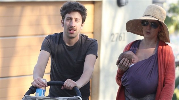 Simon Helberg s manelkou a dvma dtmi