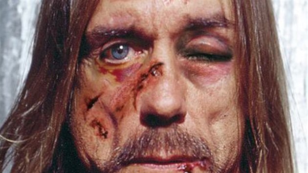 Zmuen Iggy Pop v kampani Amnesty International proti muen pi vslech.