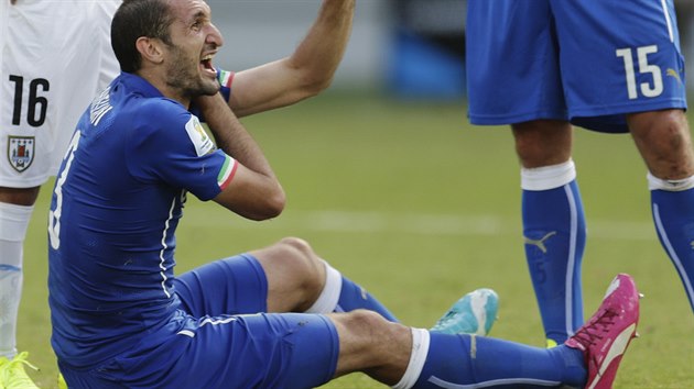 VMLUVN GESTO. Giorgio Chiellini, obrnce italsk fotbalov reprezentace, ukazuje, e ho uruguaysk protihr Luis Surez kousl. "Je smn, e nedostal ervenou kartu," ekl Chiellini v rozhovoru pro Rai TV.