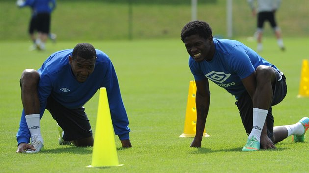 Franci Litsingi (vlevo) a Chukwudi Chukwuma
na prvnm trninku fotbalist Teplic ped novou sezonou. 