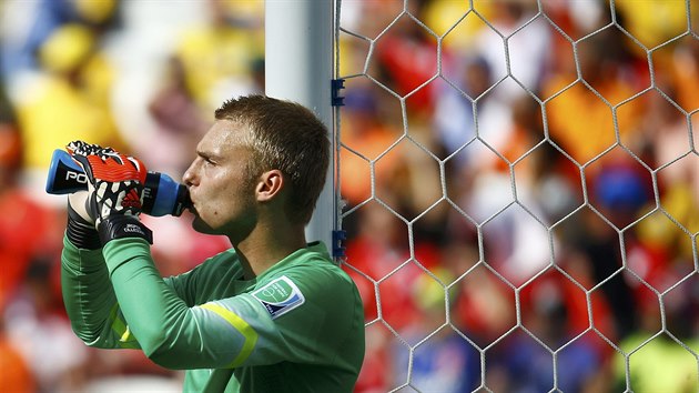 Nizozemsk brank Jasper Cillessen se bhem zpasu, kter se hrl v ostrm slunci, oberstvuje.