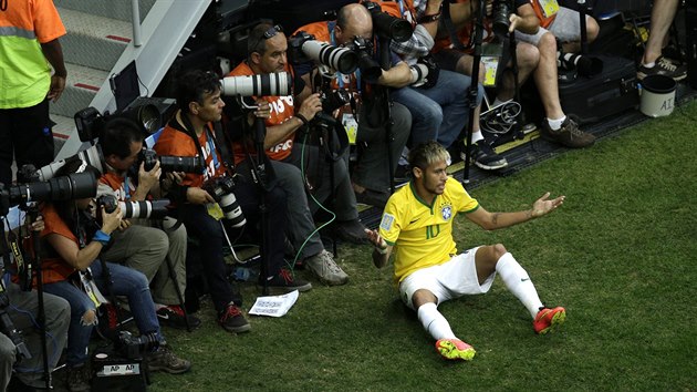 Brazilsk tonk Neymar se div, e rozhod neodpskal faul.