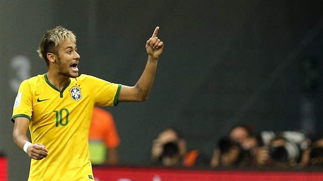 Brazilsk tonk Neymar se raduje z glu, kter ped chvl vstelil.