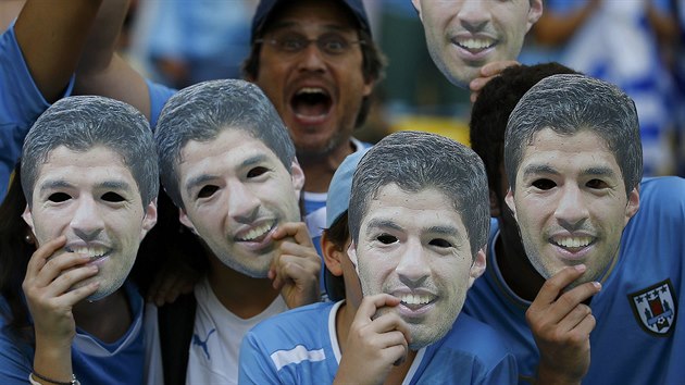Uruguayt fanouci v maskk Luise Sureze bhem osmifinlovho zpasu mistrovstv svta