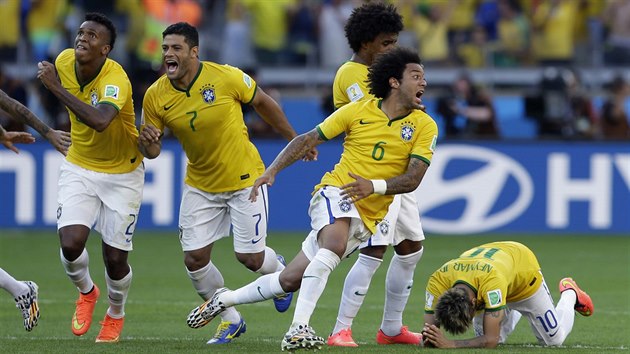 Braziltí fotbalisté se radují z postupu do tvrtfinále mistrovství svta.