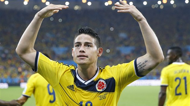 Kolumbijsk zlonk James Rodriguez se raduje ze vstelenho glu v osmifinle mistrovstv svta.