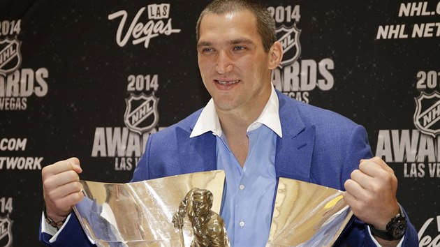 Alexander Ovekin pzuje s Maurice Richard Trophy pro nejlepho stelce uplynulho ronku NHL.