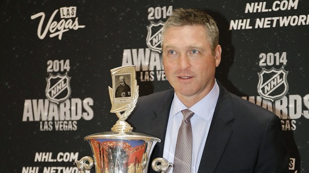 Coloradsk kou Patrick Roy s Adams Award pro nejlepho trenra upynulho ronku NHL.