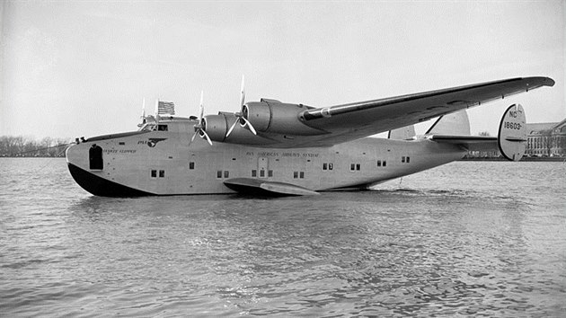 Letoun Boeing 314 s nzvem Yankee Clipper. Prv tento letoun zahjil pravideln transatlantick lety s potou. Za 2. svtov vlky havaroval v portugalskm Lisabonu.