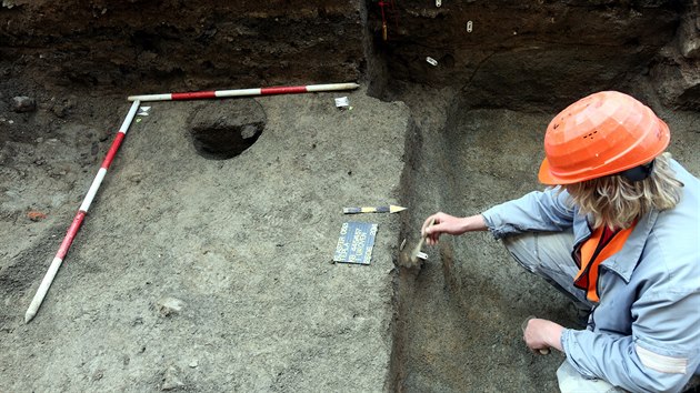 Zchrann archeologick vzkum ped klternm kostelem v Tepl objevil rozshl pohebit.