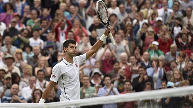 UFFF! Novak Djokovi po vhe nad Radkem tpnkem vydechl levou.