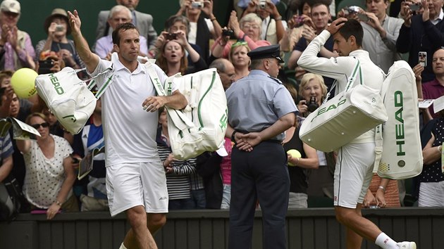 DKY A NASHLEDANOU. tpnek a Djokovi se lou s publikem po vzjemn bitv ve 2. kole Wimbledonu.