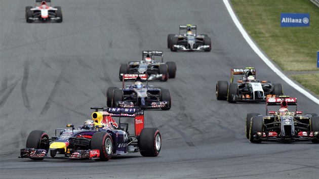 Sebastian Vettel (vlevo) na okruhu Velk ceny Rakouska formule 1