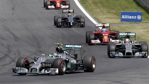 Nico Rosberg (vlevo) ze stje Mercedesu na trati Velk ceny Rakouska formule 1