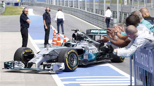 POTLESK VÍTZI. Nico Rosberg si vychutnává potlesk a uznání. Vdy práv on...