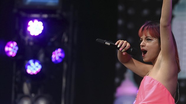 Z koncetu Lily Allen na Glastonbury (27. ervna 2014)