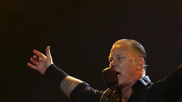 Ldr Metalliky James Hetfield na koncertu v Glastonbury (28. ervna 2014)