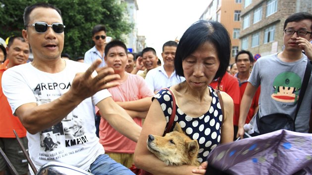 Aktivist vykupuj psi nabzen na j-linskm festivalu (na, 20. ervna 2014).